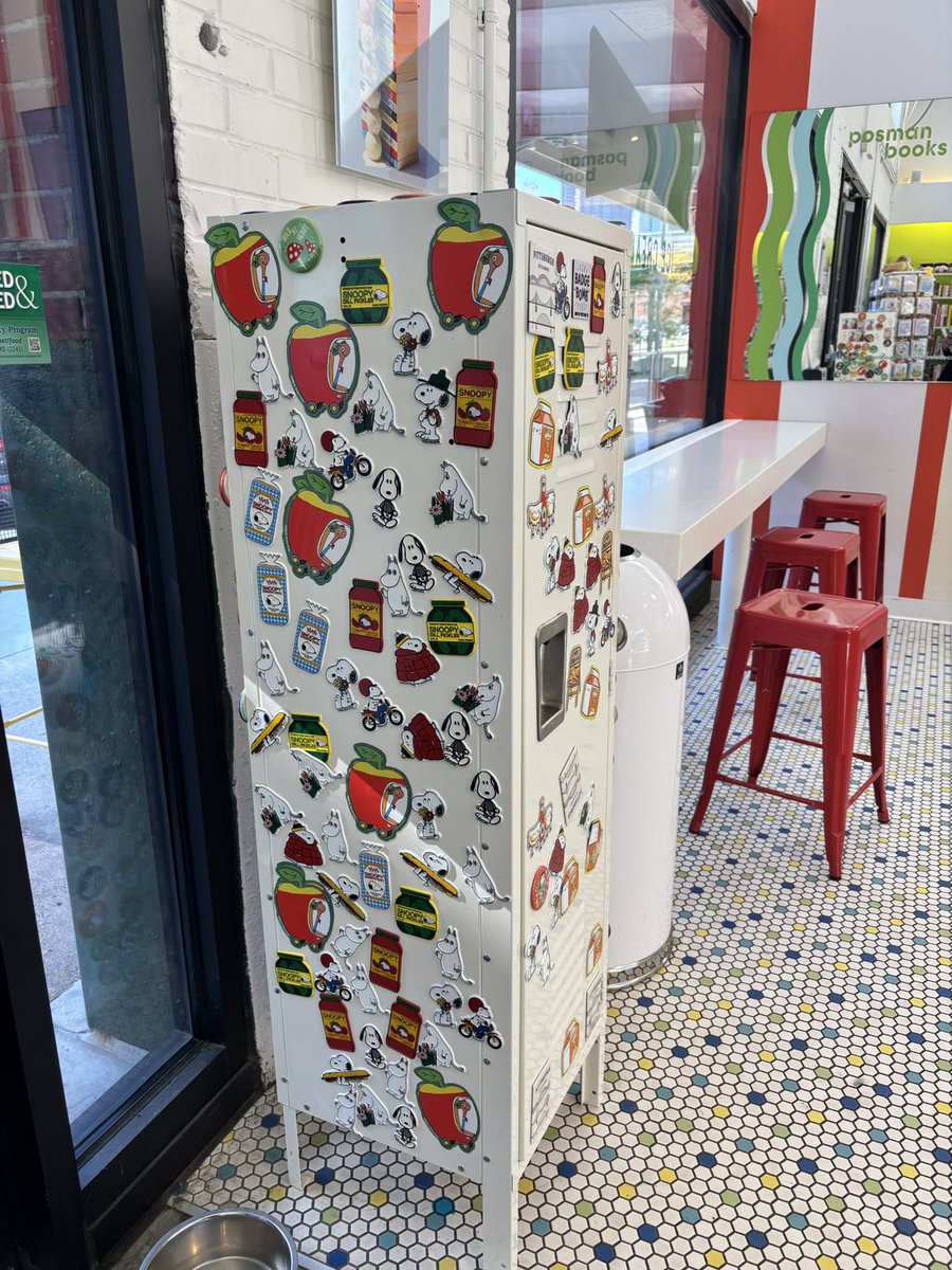 pondgitsune's tweet photo. C’è questa libreria a Pittsburgh dove puoi comprare il gelato mentre fai shopping 😭 ed erano pieni di trinkets e cose di Snoopy 😭😭 https://t.co/Iu7yGK54Da