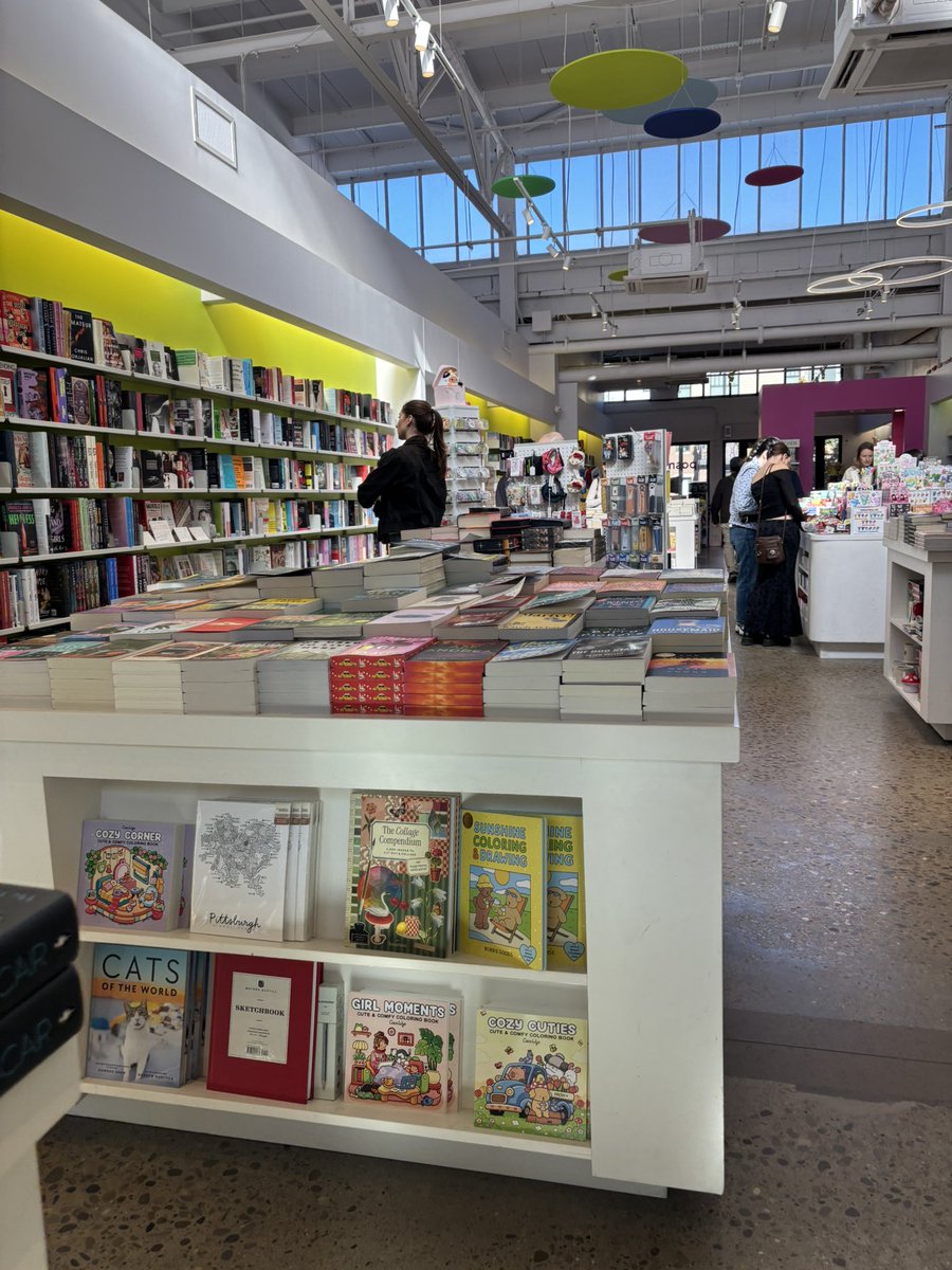 pondgitsune's tweet photo. C’è questa libreria a Pittsburgh dove puoi comprare il gelato mentre fai shopping 😭 ed erano pieni di trinkets e cose di Snoopy 😭😭 https://t.co/Iu7yGK54Da