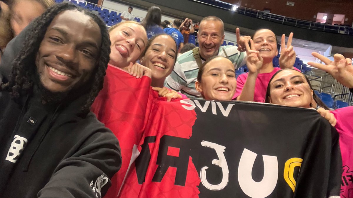 CDJPuertaOscura's tweet photo. Domingo de convivencia con el baloncesto malagueño en el Carpena...

¡¡¡ Llegó la NBA @cavs @JHarden13 @spidadmitchell !!!

Gracias @TheEmbassyTCH @bernirodriguez5 @JmCalderon por las invitaciones ✨

Gracias @kendrick3perry por tu enorme simpatía 📸

Nos apuntamos al Next🏀!!! https://t.co/UsNRh5IiuL