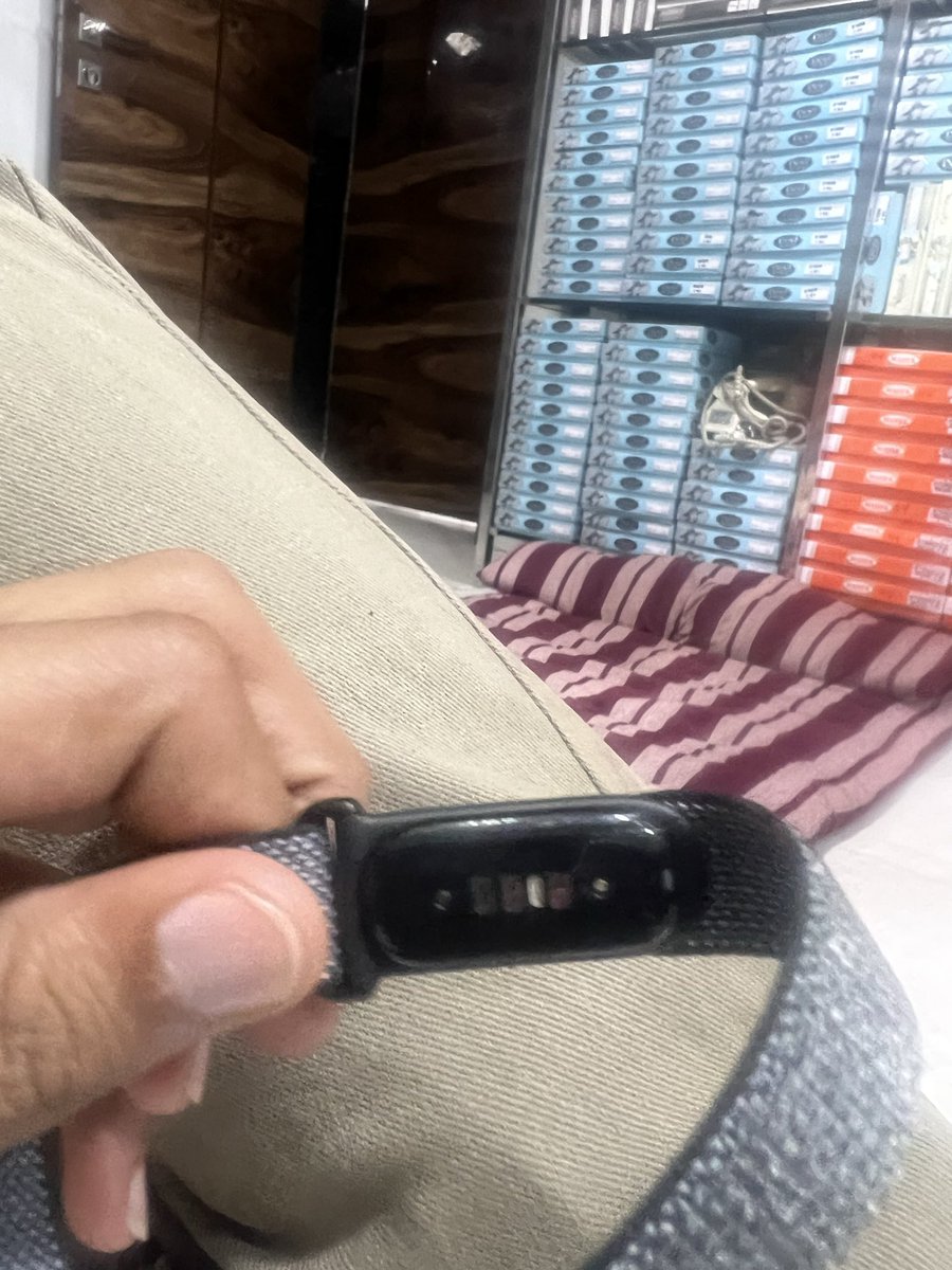 MukeshSPurohit3's tweet photo. Got my #googlefitbitair today morning from @JioMart for around 12000 
Super comfortable light weight still data is celebrating but according to me it count steps more and hand movement during some work also counts in steps also it recorded my nap which https://t.co/zU0n7qiErK
