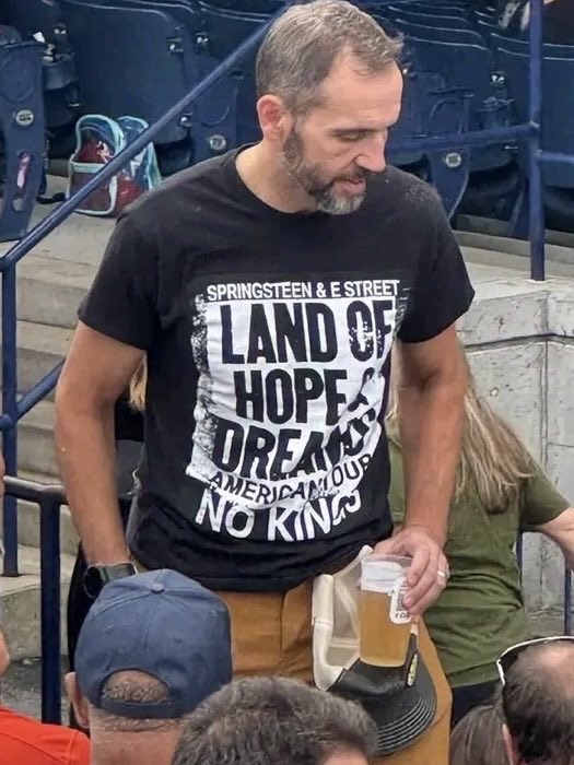 7Veritas4's tweet photo. Schmitt: Did you attend a concert wearing an anti-Trump shirt?

Smith: I wore a “No Kings” shirt. It used to be a bipartisan American sentiment. https://t.co/aprEx1x20C