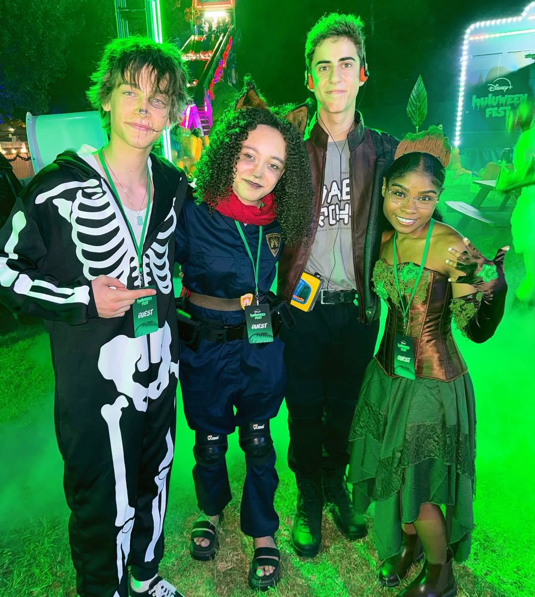 jytbrasil's tweet photo. Recker esteve presente no Huluween Fest, em Los Angeles, ontem.

Taylor Cora e Alkaio Thiele | Instagram https://t.co/CCOeFCJy9b