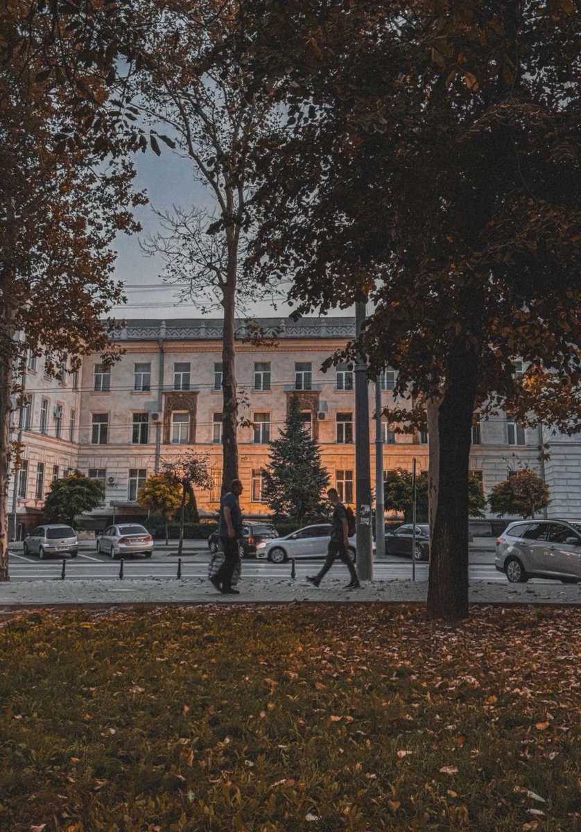 MariaRotarjr's tweet photo. 🇲🇩🌅 Toamna își face simțită prezența în Moldova, iar orașele capătă o atmosferă perfectă pentru plimbări și fotografii.
#Moldova #Autumn #Chișinău https://t.co/XE5D6jRTRE