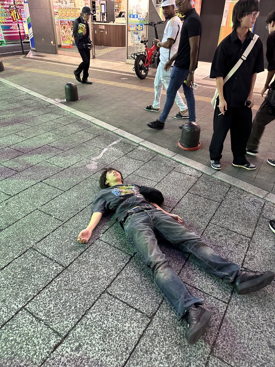 ifkoparan's tweet photo. Shinjuku, Tokyo'da yolun ortasında bayılmış bir genç. Kimse dönüp bakmıyordu bile. Japonlar neden ilgilenmiyorlar? https://t.co/yZyihCbYwX