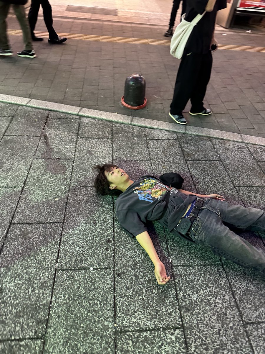 ifkoparan's tweet photo. Shinjuku, Tokyo'da yolun ortasında bayılmış bir genç. Kimse dönüp bakmıyordu bile. Japonlar neden ilgilenmiyorlar? https://t.co/yZyihCbYwX
