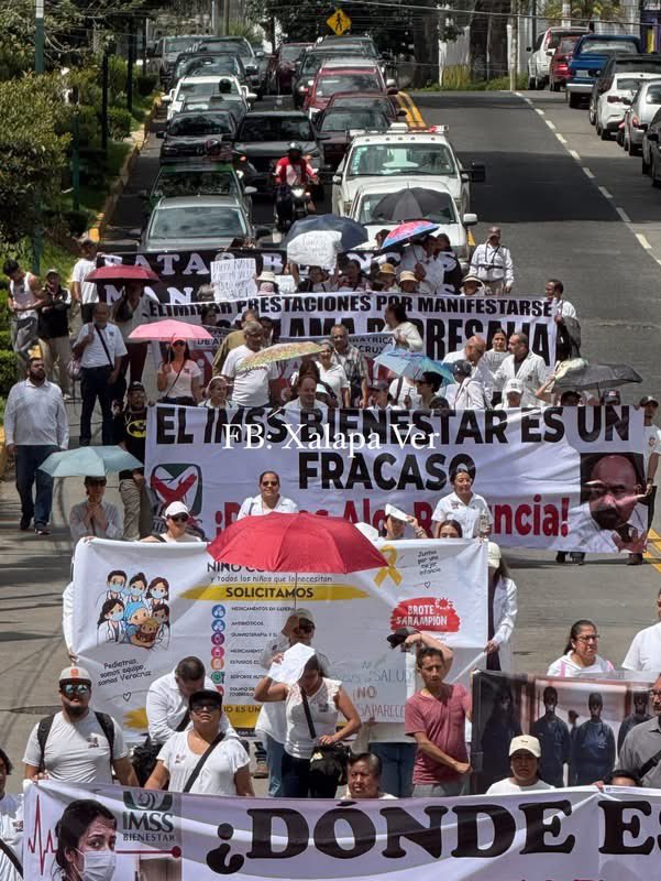 MaTere_Mendoza's tweet photo. Así marchan en Xalapa hoy, porque los de arriba dicen que ya se surtieron medicamentos e insumos y la realidad es que no, todo sigue igual.
El hartazgo ya es evidente, por todos lados. https://t.co/D5bKeY4DXi