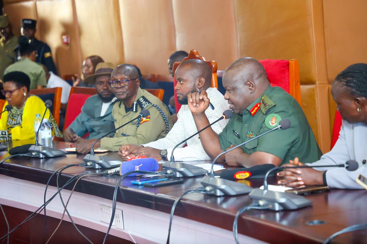 PulseTrendsUg's tweet photo. .Parliament Verifies Digital Number Plate Tracking Works, Identifies Areas for Improvement. “We established that cars &amp; motorbikes can be tracked. The issue of digital number plates is clearly important. We need to improve the system.” Mpaka 

https://t.co/667OHu0dEG https://t.co/efxRXngSaU