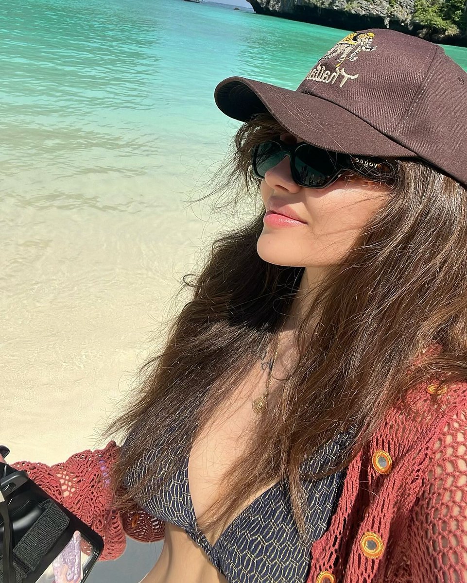 Daisy_Grant2's tweet photo. Island therapy. 🌴🕶️ https://t.co/YZ2SPyAuMq