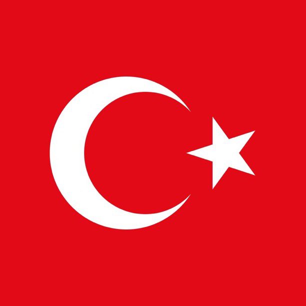 ozetgechaber's tweet photo. #SONDAKİKA | Bugün neler yaşandı, sizin için özetledik.Takip ederek destek olabilirsiniz. (4 Ekim)

🔸Ankara'da okul saldırılarına karşı öğrenciler için kurşun geçirmez çanta geliştirildi.
🔸Türk Medeni Kanunu, 100 yıl önce bugün yürürlüğe girdi.
🔸Adana ve Osmaniye’de bir çok deprem meydana geldi. 

🔸İstanbul, dünyanın en iyi 64. şehri seçildi.

🔸Girne gemi faciasında kayıp durumda olan bir kişinin daha cansız bedenine ulaşıldı.

🔸Trabzon’da 12 yıl önce kaybolan 2 kişinin, öldürülerek ormana gömüldüğü ortaya çıktı.

🔸18 yaşındaki Gökçe, Bursa'da ormanlık alanda tartıştığı 24 yaşındaki sevgilisi tarafından boğazı kesilerek öldürüldü.

🔸Galatasaray Üniversitesi'nde Erasmus kapsamında Fransa'ya gidecek bir öğrencinin vize başvurusu, başörtülü biyometrik fotoğrafı nedeniyle kabul edilmedi.

🔸Bursa’da yaşayan ve Türkiye şampiyonu olan 13 yaşındaki güreşçi Yusuf Taha Turp, beynine pıhtı atması sonucu hayatını kaybetti.

🔸Hakkari Yüksekova’da bir tırdaki arı kovanlarına gizlenmiş 91,1 kilogram uyuşturucu ele geçirildi.

🔸Prof. Dr. Şener Üşümezsoy: "Adana ve çevresinde büyük bir deprem yerine çok sayıda küçük deprem meydana gelebilir."

🔸Tekirdağ Şarköy’de 68 yaşındaki emekli vatandaş, kendisini polis olarak tanıtan dolandırıcılara inandı; 19 milyon lira dolandırıldı!

🔸Bakırköy Adliyesi’nde ‘rüşvet skandalı’ genişliyor.
•2022-2024 arasında bazı davaların rüşvet karşılığı yönlendirildiği iddiasıyla yürütülen dosyada 8 kişi tutuklandı.
•5 hakim ve savcı görevden uzaklaştırıldı.

🔸Antalya Gazipaşa’da 20 yaşındaki genç, 16 yaşındaki kızıyla görüştüğü gerekçesiyle baba tarafından bıçaklanarak öldürüldü. Baba ve kız gözaltına alındı.

🟨 Siyaset 

🔸Bakan Tekin: "YKS'de değişiklik olmayacak."

🔸İçişleri Bakanı Mustafa Çiftçi: (Bugün meydana gelen depremler hk.)
"An itibarıyla herhangi olumsuz bir durum bulunmamaktadır. Ekiplerimiz çalışmalarını devam ettirmektedir.
Depremden etkilenen vatandaşlarımıza geçmiş olsun dileklerimi sunuyorum."

🔸Cumhurbaşkanı Erdoğan: “Milletimiz bize güvensin, bize inansın…
İster belediyelerde, ister sermaye piyasalarında olsun, milletin malına el uzatanların yaptıkları yanlarına asla kâr kalmayacak. Biz buna müsaade etmeyeceğiz.”

🔸Özgür Özel, Ekrem İmamoğlu’nu Silivri Cezaevi’nde ziyaret etti.

🔸Ümit Özdağ: Neden İstanbul'da bir Türk kadını tek başına otobüse, metrobüse binmekten korksun? 

🟨 Borsa | Ekonomi 

🔸İstanbul Cumhuriyet Başsavcılığı, Eski SPK Başkanı İbrahim Ömer Gönül için Hazine ve Maliye Bakanlığı'na "görevi kötüye kullanma" suçlamasıyla soruşturma izni verilmesi için talepte bulundu.

🔸Hazine ve Maliye Bakanı Mehmet Şimşek, İbrahim Emir Gönül için ön inceleme ve araştırma yapılması amacıyla Teftiş Kurulu’nu görevlendirdi.

🔸Tasfiye dışı bırakılan Tera’ya ait TMV fonunda binlerce yatırımcı, paylarını sattığı halde parasına ulaşamıyor.

🟨 Dünya

🔸Trump, yaz saati uygulamasının kalıcı hale getirilmesini istedi.

🔸Kremlin: "Kaliningrad’a yönelik herhangi bir tehdit durumunda Rusya, elindeki tüm silah cephaneliğini kullanacaktır. Bu kesinlikle bir şaka değil."

🔸Donald Trump: Her gün bir aspirin alıyorum. İşe yarıyor mu emin değilim ama psikolojik olarak buna ihtiyacım var.

🔸Angelina Jolie’nin Gazze paylaşımı:
•Artık Google Earth'ü açıp Gazze'ye ne yapıldığını görebilirsiniz. Mahalleler enkaza döndü.
•Evler, okullar, hastaneler ve altyapı zarar gördü veya yok edildi.

🟨 Spor

🔸Yasin Kol ve Göktuğ Hazar Erel yarın adliyeye sevk edilecek. 

🔸Mert Hakan Yandaş'ın 6 aylık cezası, bugün sona erdi.

🔸Serdal Adalı, yeniden Beşiktaş başkanı seçildi.

🔸Mauro Icardi, yeniden Galatasaray forması giymek istiyor. (El Nueve)

🔸İtalya maçı sonrası Vincenzo Montella ile yolların ayrılması bekleniyor. (Akşam)

🟨 Her akşam günün en önemli gelişmelerini size özetliyoruz.

🔸Devam edebilmemiz için lütfen bizi takip ederek destek olup bildirimleri açın.