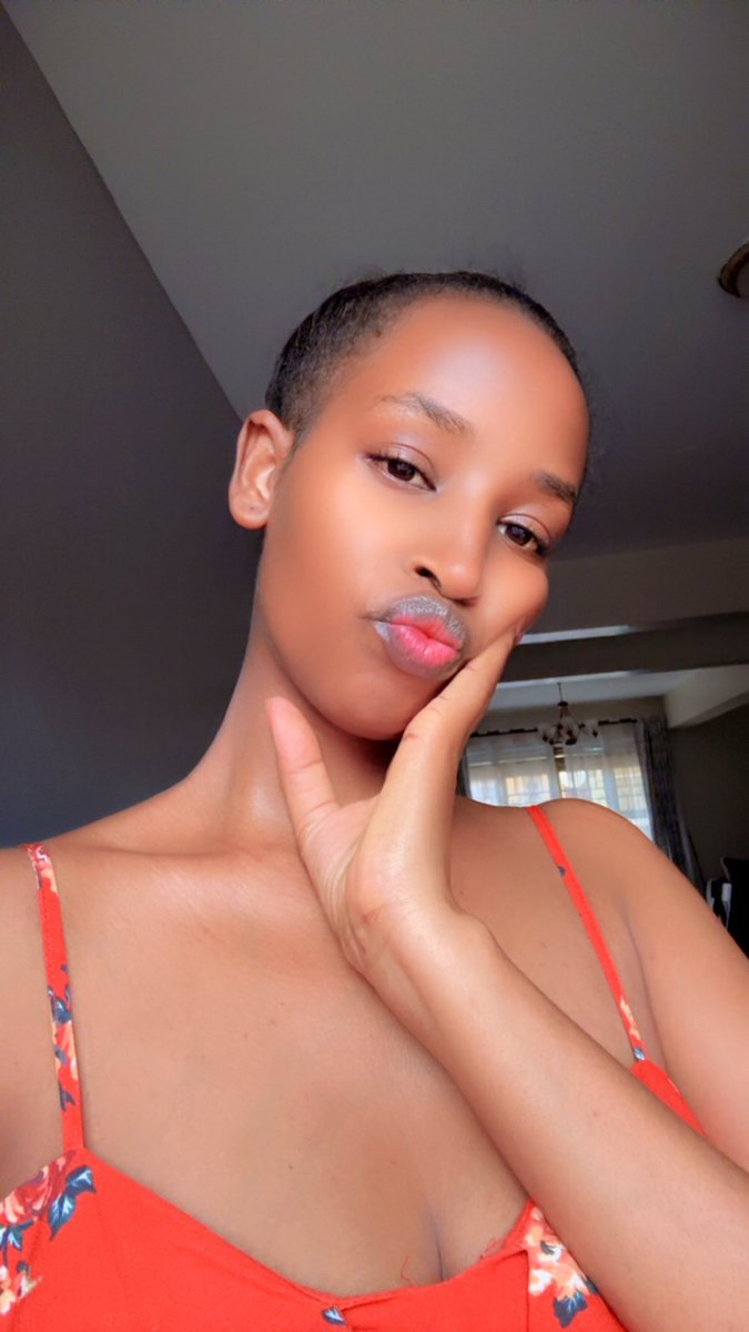 Neamrah2's tweet photo. Hey guys, just a Sunday selfie to wish you a good night ❤️😊 https://t.co/KM0nllyoNn