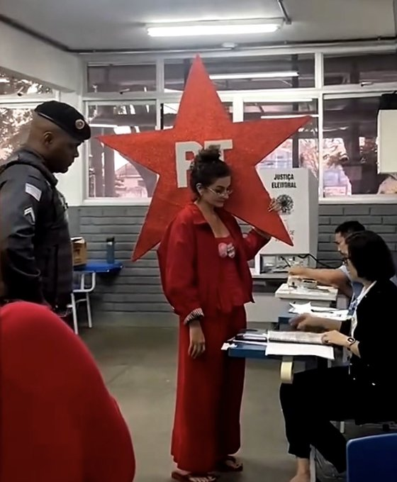 _janoninho's tweet photo. Eu só queria ser amigo dela🫶

Foi votar com uma estrela gigante do PT🚩 no ES
👏👏👏 https://t.co/D7Oa0cfYVD