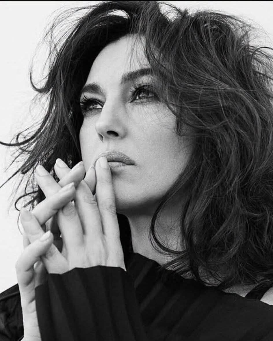 Paroles_auteurs's tweet photo. "J’ai eu mon premier enfant à 40 ans, le second à 45. À 50 ans, j’ai joué dans un film de James Bond. Et je ne troquerais rien de tout cela pour revenir à mes 20 ans.
Quand on est jeune, on possède la beauté du diable, comme disent les Français : une beauté brute, inconsciente, presque dangereuse.
Mais à 50 ans… c’est une autre forme de beauté qui naît en soi.
Une beauté qui n’a plus besoin d’approbation, ni de maquillage, ni de regards extérieurs.
Une beauté qui puise sa force à l’intérieur.
Et cette force n’a rien à voir avec le corps.
Elle tient à la liberté, à l’expérience, à l’amour de soi."
Monica Bellucci