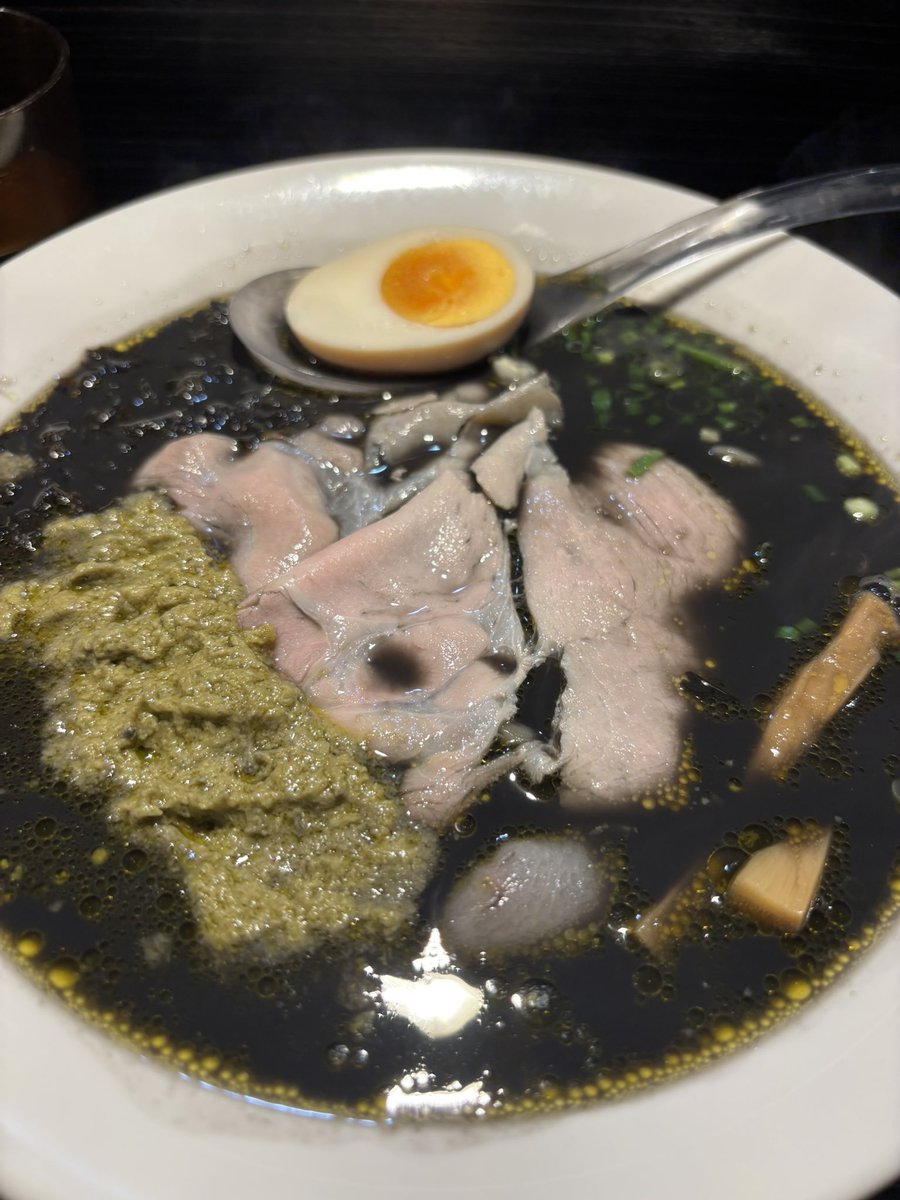 umi38's tweet photo. 中華蕎麦　無冠さんにて、五反田ブラック牡蠣塩ラーメン、肉丼（マヨあり）
。牡蠣とイカスミのコクと旨味たっぷりの塩スープに太めの平打麺。
具には味玉、焼豚、メンマなど。牡蠣ペーストみたいなものを溶かしたり、ぶどう山椒をかけたりして最後まで美味しく頂きました。ご馳走様でした。 https://t.co/BsMHAkYXyz