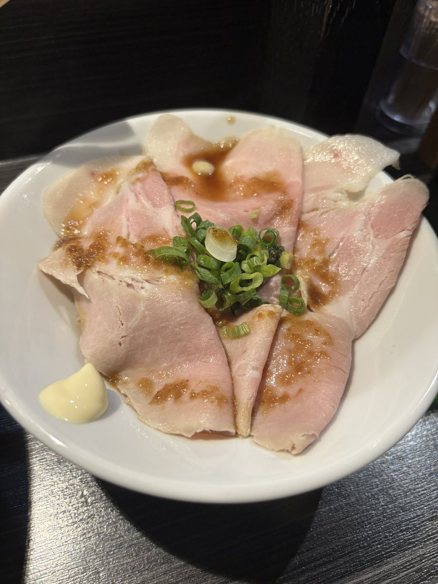 umi38's tweet photo. 中華蕎麦　無冠さんにて、五反田ブラック牡蠣塩ラーメン、肉丼（マヨあり）
。牡蠣とイカスミのコクと旨味たっぷりの塩スープに太めの平打麺。
具には味玉、焼豚、メンマなど。牡蠣ペーストみたいなものを溶かしたり、ぶどう山椒をかけたりして最後まで美味しく頂きました。ご馳走様でした。 https://t.co/BsMHAkYXyz
