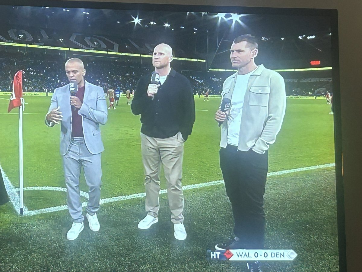 Eggbert68's tweet photo. Watching the @FAWales game, hoping Kvist comes on, and these 3 ex @NorwichCityFC strikers pop up! WE ARE MASSIVE! 💚💛💚💛💚💛 https://t.co/YYIy0lO0ox