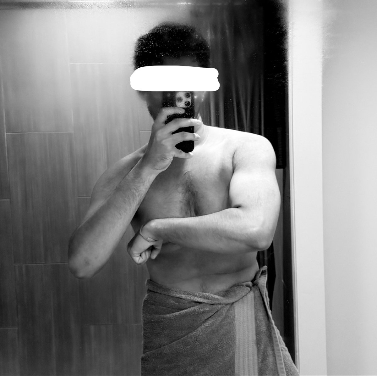 aaronissofucked's tweet photo. bicep out of the shower? https://t.co/fIg7RFbitw