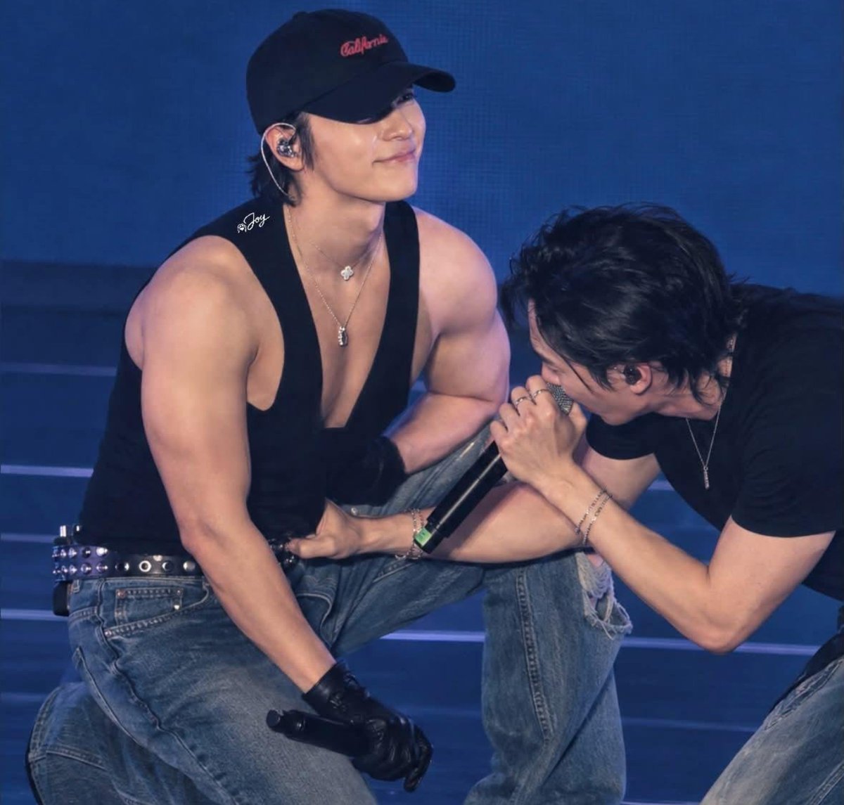hyukjaexhae's tweet photo. when i'm in a competition of who's more obsessed w donghae's boobs, but my opponent is hyukjae https://t.co/SrTS2RhbhZ