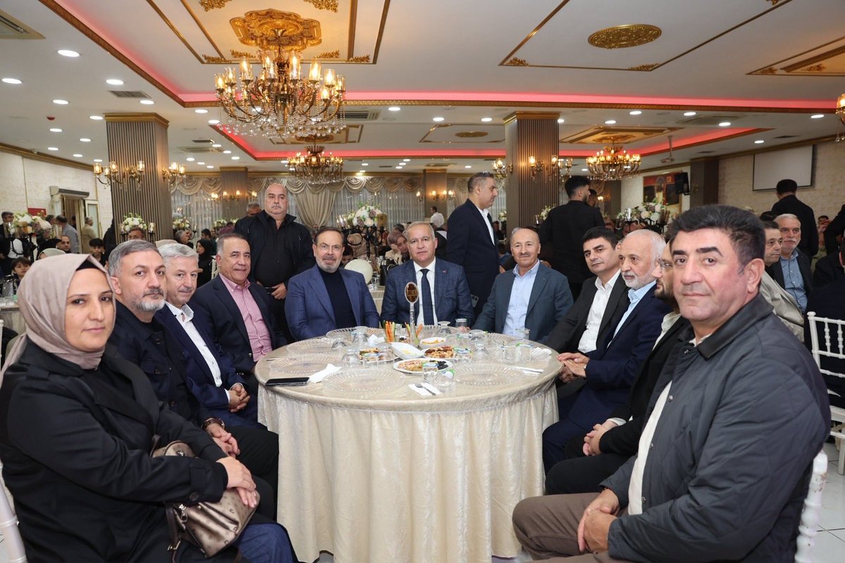 ismailerguness's tweet photo. Geçmiş dönem Sultangazi Belediye Meclis Üyemiz Sn. Yunus Akkuzu’nun kıymetli oğlu Yusuf ile Melek kardeşimizin nikâh merasimine; İstanbul Milletvekilimiz Sn. Halis Dalkılıç, Sultangazi Belediye Başkanımız Av. Sn. Abdurrahman Dursun, Sultangazi İlçe Başkanımız Sn. İmdat Kamacı, geçmiş dönem İlçe Başkanımız, önceki dönem Sultangazi Belediye Başkanımız Sn. Cahit Altunay ve Sultangazi Kurucu İlçe Başkanımız Av. Sn. Murat Atım ile birlikte katılarak mutluluklarına şahitlik ettik. 

Alkaş ve Akkuzu ailelerini tebrik ediyor, genç çiftimize mutluluklar diliyorum.