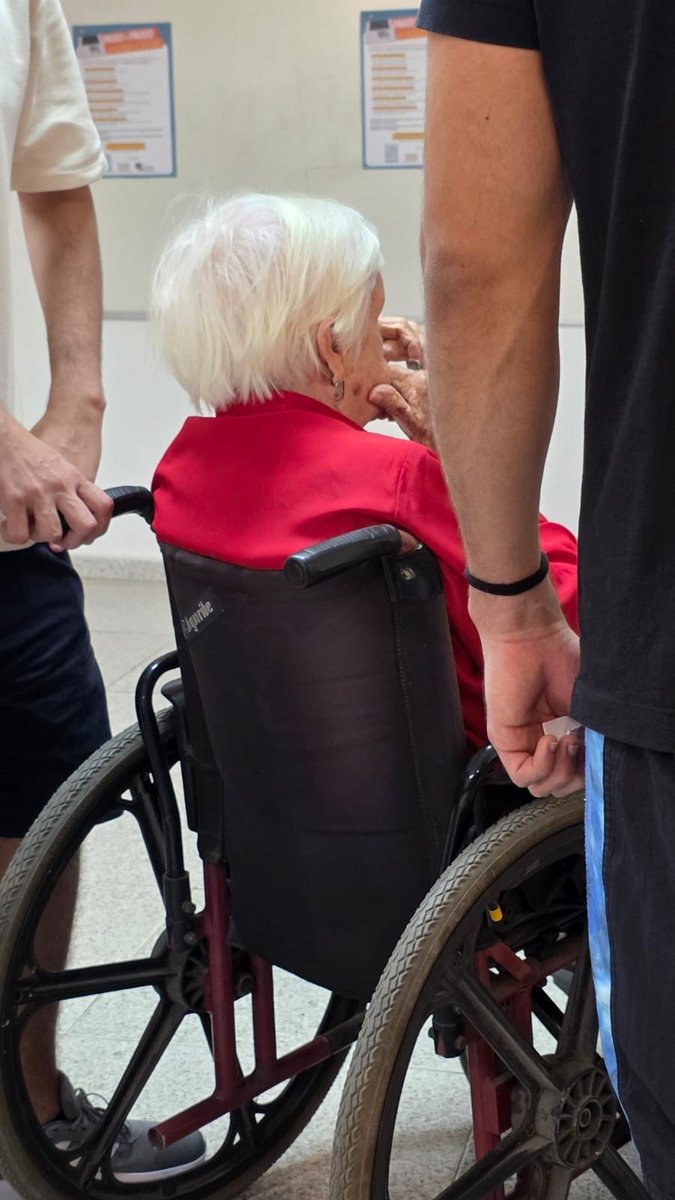 ArealTeresa's tweet photo. Olha esse casal, gente! Emocionante! 🥹🥹
Recebi de uma amiga que votou em Copacabana. https://t.co/V9GflRFXpk