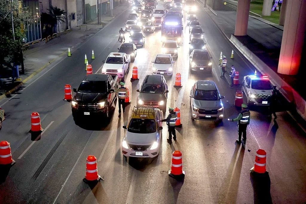 mikepelotero82's tweet photo. En San Nicolás detectaron a los llamados “salva ebrios”, conductores que cobran entre $500 y $1,000 por tomar el volante de personas alcoholizadas, pasar los filtros antialcohol y devolverles el auto después.
El Municipio advirtió de arrestos y multas.
📰https://t.co/gVdvuQn68X https://t.co/QRRQR1hapZ