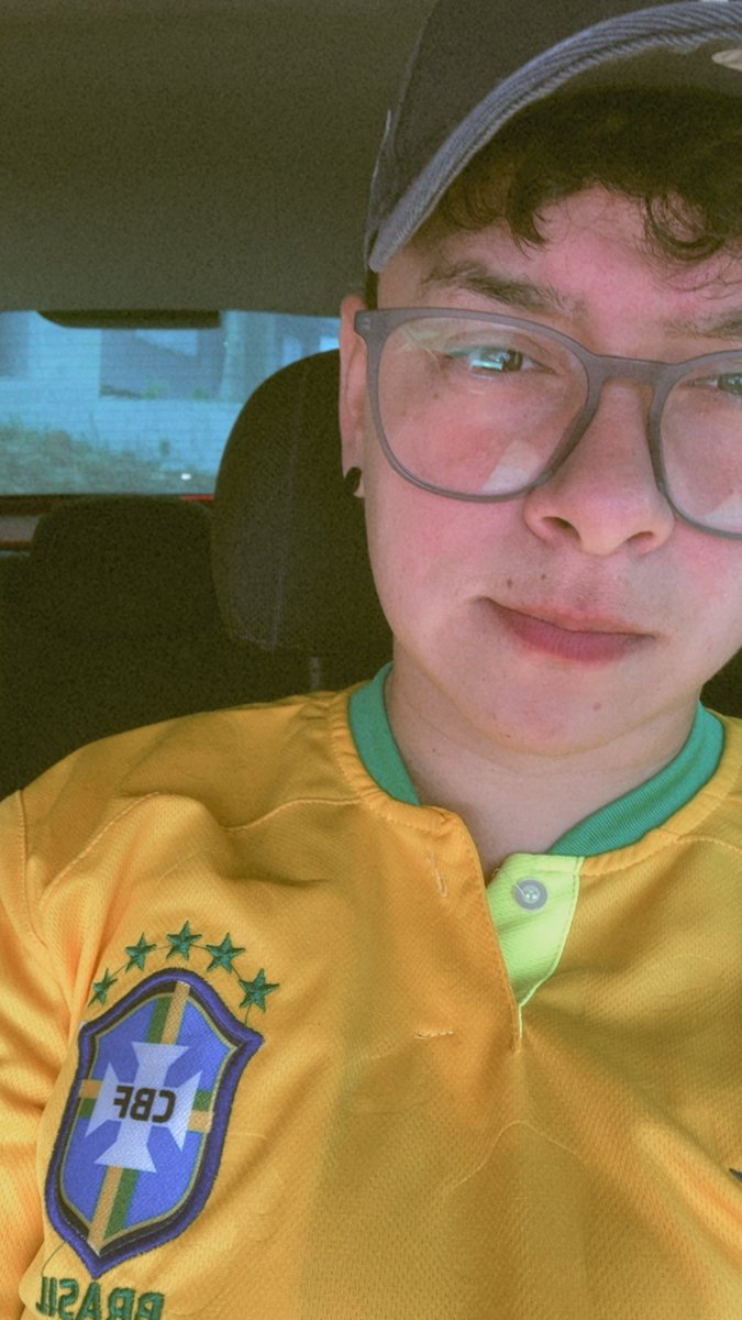 SolangeDeOrel's tweet photo. E eu que fui com a camisa do Brasil votar, e metade do meu Instagram acha que sou de direita 😂😂😂😂 https://t.co/Tx1VhrMeB7