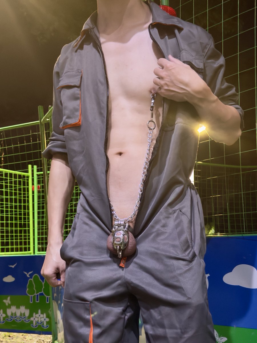 slavewim's tweet photo. Locktober day 05
I really do enjoy wearing nothing under my coveralls while working all day. Oh, sorry—I’m still wearing nipple clamps and my cage. Hope they don’t count. https://t.co/XobYllHHXE