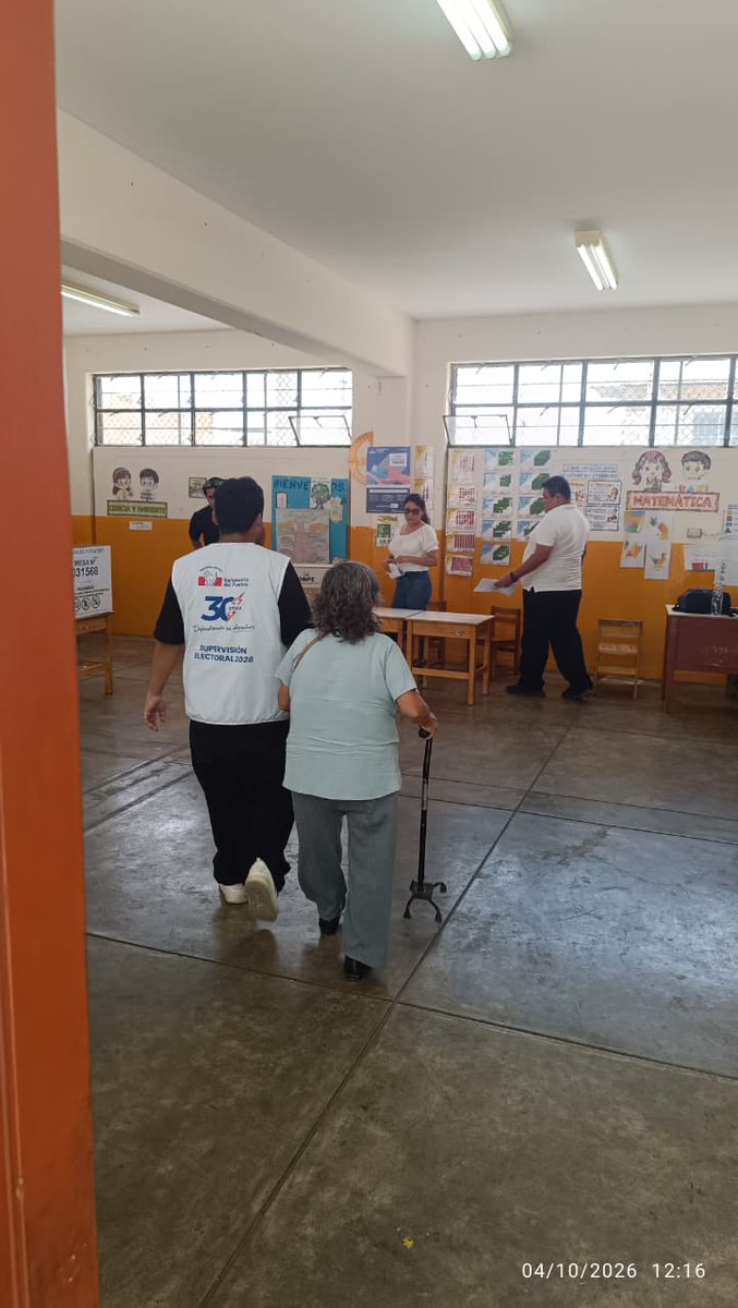Defensoria_Peru's tweet photo. #ERM2026 📣 | 🚨 𝗔𝗣𝗢𝗬𝗔𝗠𝗢𝗦 𝗔 𝗔𝗗𝗨𝗟𝗧𝗢𝗦 𝗠𝗔𝗬𝗢𝗥𝗘𝗦 𝗬 𝗣𝗘𝗥𝗦𝗢𝗡𝗔𝗦 𝗩𝗨𝗟𝗡𝗘𝗥𝗔𝗕𝗟𝗘𝗦 𝗔 𝗩𝗢𝗧𝗔𝗥 

La Defensoría del Pueblo junto a sus voluntarios en promoción de derechos acompañaron a ciudadanos en situación de vulnerabilidad para que ejerzan su derecho al voto. En Huaraz, Chepén, San Antonio del Estrecho y Puerto Inca, apoyamos a adultos mayores a desplazarse en los locales de votación, ingresar a los módulos temporales y ubicar su número de mesa en el aplicativo.

#DefensoríaDelPueblo
#TeDefiende