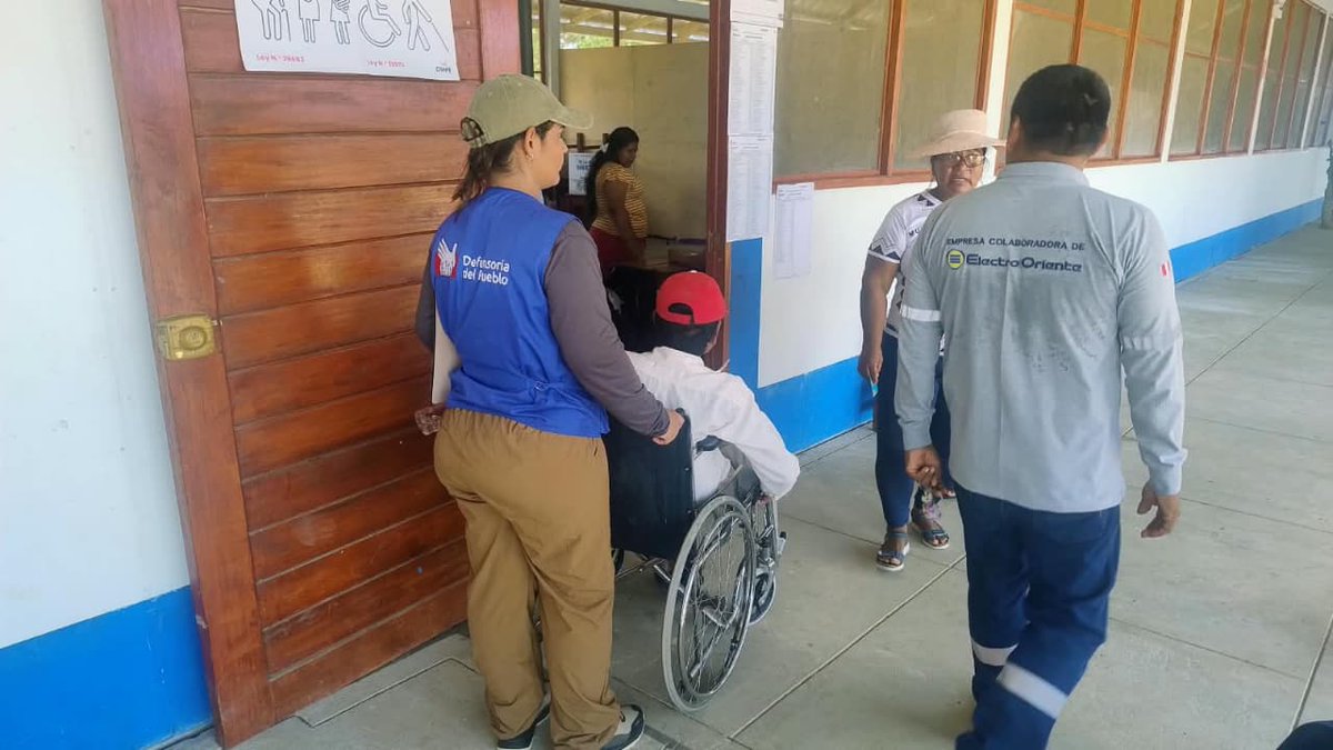 Defensoria_Peru's tweet photo. #ERM2026 📣 | 🚨 𝗔𝗣𝗢𝗬𝗔𝗠𝗢𝗦 𝗔 𝗔𝗗𝗨𝗟𝗧𝗢𝗦 𝗠𝗔𝗬𝗢𝗥𝗘𝗦 𝗬 𝗣𝗘𝗥𝗦𝗢𝗡𝗔𝗦 𝗩𝗨𝗟𝗡𝗘𝗥𝗔𝗕𝗟𝗘𝗦 𝗔 𝗩𝗢𝗧𝗔𝗥 

La Defensoría del Pueblo junto a sus voluntarios en promoción de derechos acompañaron a ciudadanos en situación de vulnerabilidad para que ejerzan su derecho al voto. En Huaraz, Chepén, San Antonio del Estrecho y Puerto Inca, apoyamos a adultos mayores a desplazarse en los locales de votación, ingresar a los módulos temporales y ubicar su número de mesa en el aplicativo.

#DefensoríaDelPueblo
#TeDefiende