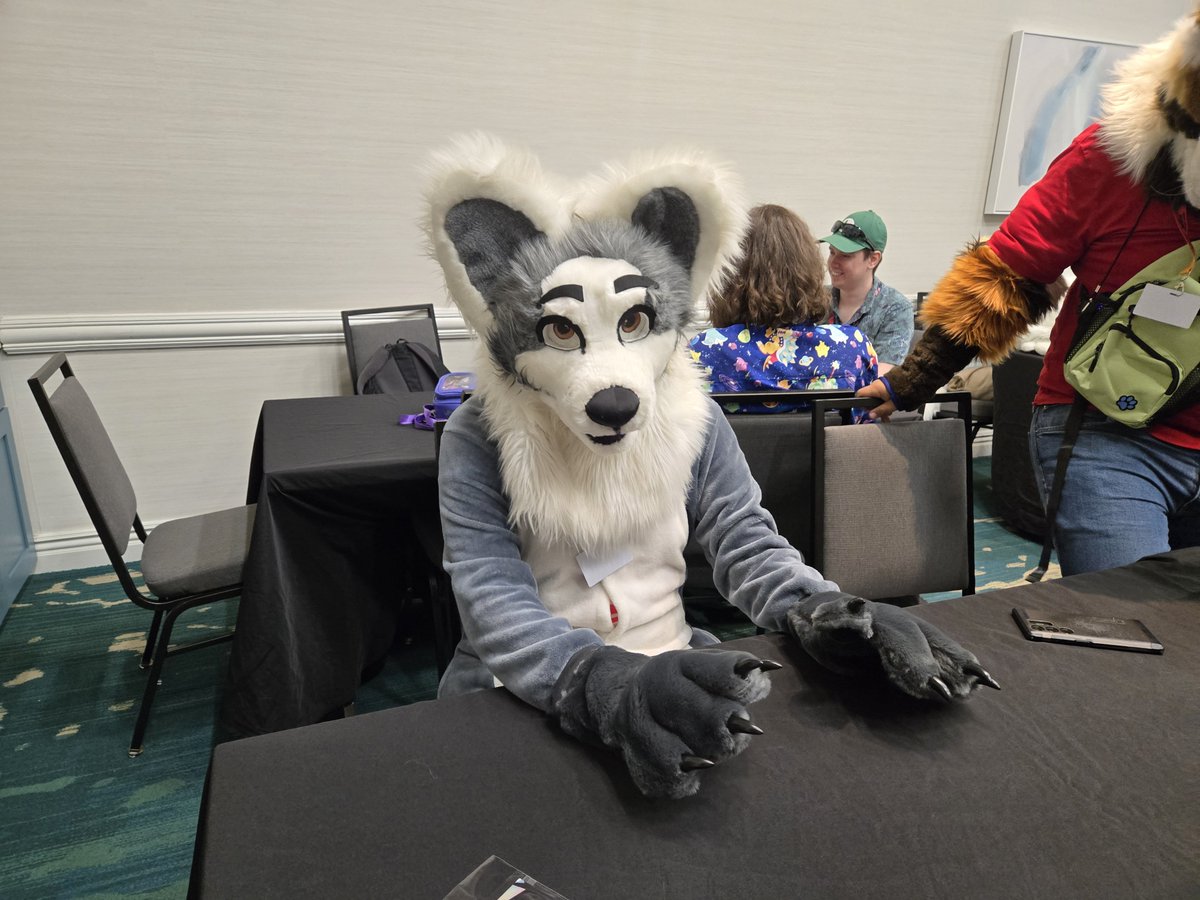 Junelazyfox's tweet photo. Convention shenanigans. https://t.co/x1hZaUajgv