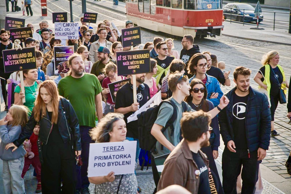 NislerovaTereza's tweet photo. Dnes jsme uspořádali pochod pro bydlení. 🔑

Pochod, kterým upozorňujeme na prudce se zhoršující dostupnost bydlení v Praze. Tedy na problém, který my jako Piráti prostě nenecháme jen tak být. 🏴‍☠️

Chceme více městských bytů, chceme investice s pomocí půjček od evropských bank, chceme dodržování pravidel a zákonů pro Airbnb, chceme akcelerační zóny. ✅

Tak ať to tu žije! 💛