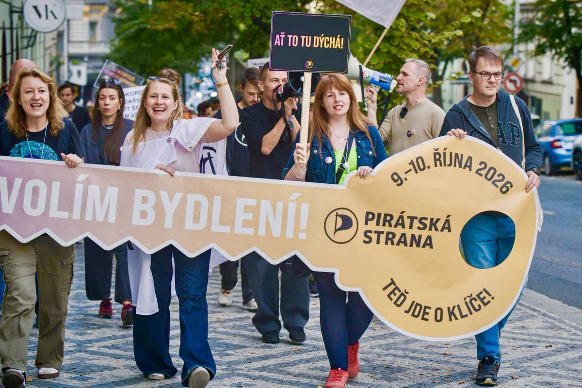 NislerovaTereza's tweet photo. Dnes jsme uspořádali pochod pro bydlení. 🔑

Pochod, kterým upozorňujeme na prudce se zhoršující dostupnost bydlení v Praze. Tedy na problém, který my jako Piráti prostě nenecháme jen tak být. 🏴‍☠️

Chceme více městských bytů, chceme investice s pomocí půjček od evropských bank, chceme dodržování pravidel a zákonů pro Airbnb, chceme akcelerační zóny. ✅

Tak ať to tu žije! 💛