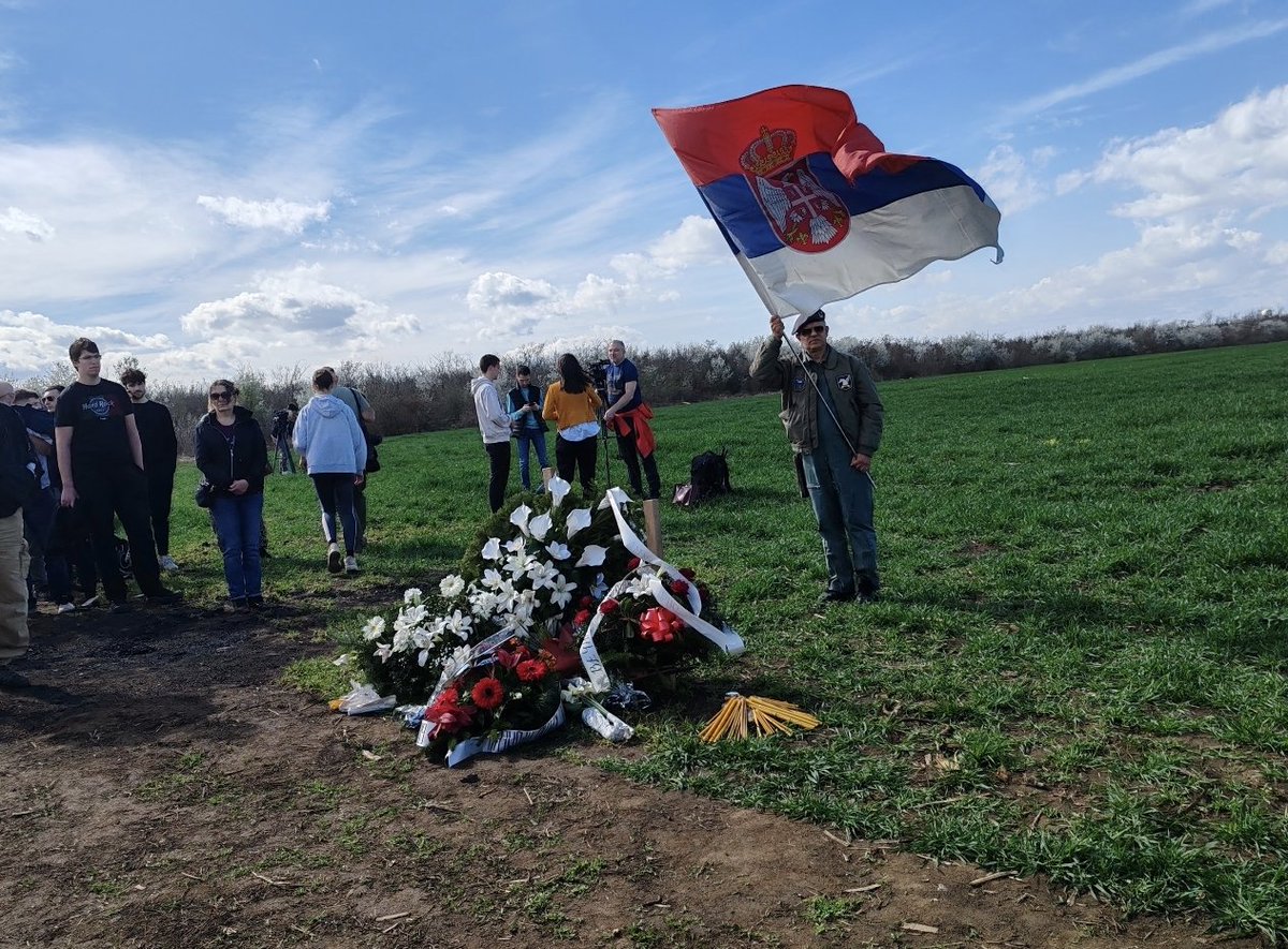 IvRadoicic's tweet photo. Ovo im ne zaboravljam.
Ni spomenik nemaju.
Svaki put pred godišnjicu, sklanjaju divlju deponiju.
Tu, gde su poginuli, raste smeće.
Helikopter. https://t.co/Ec9zuIWL6m