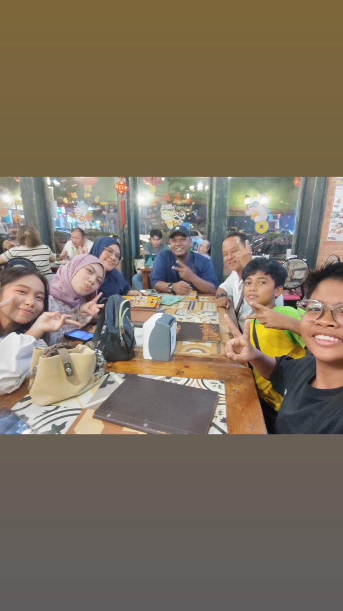 dy0an0na's tweet photo. @AL_BBara Saya orang Melayu. Jiran saya orang Cina. Setiap malam raya, anak Cina datang rumah saya bantu masak menu raya. Waktu CNY anak saya tolong kemas rumah Cina, pasang tanglung. Bulan puasa jiran Cina belikan menu berbuka. Waktu CNY kami makan bersama direstoran Cina yang halal. https://t.co/zwGoRdFKPO