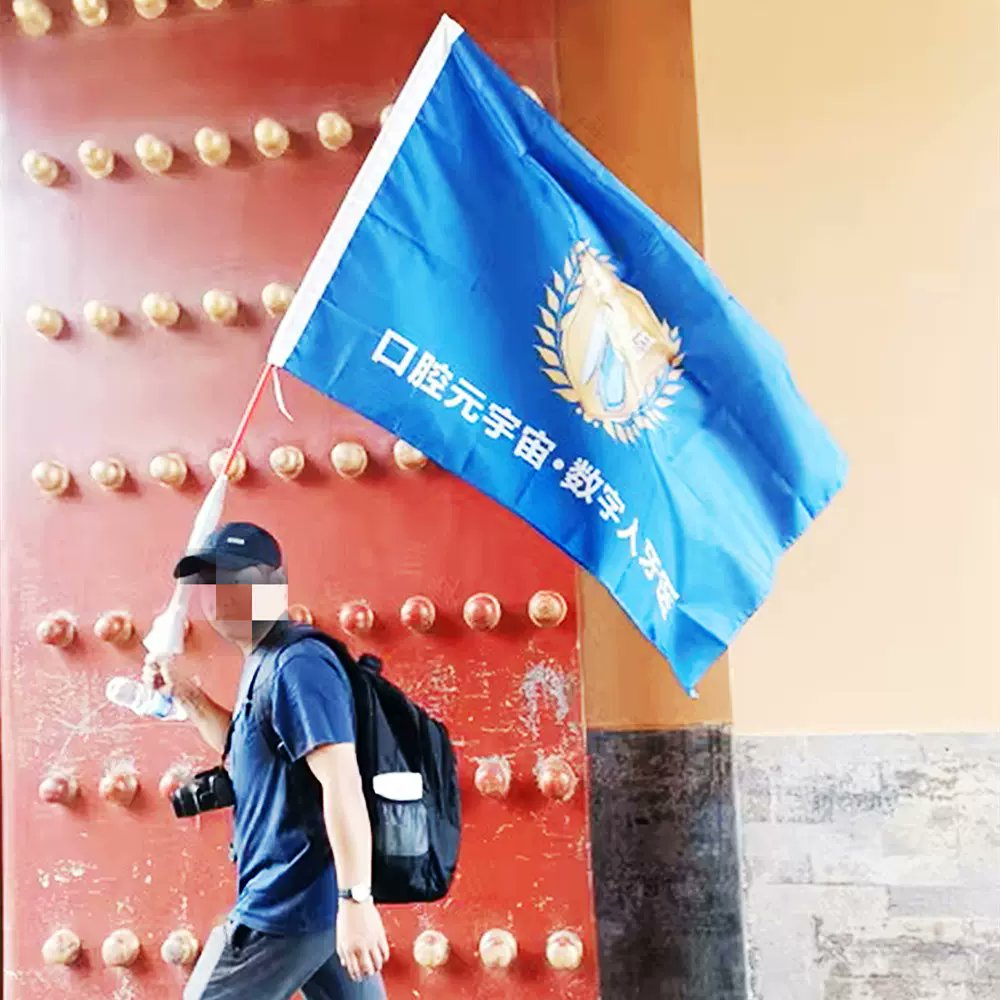 PresleyWetn1's tweet photo. [En la plaza antigua, el guía sostiene la bandera del "督游幢" con elegancia, cada símbolo del pabellón refleja la cultura tradicional.]， https://t.co/Z6O7ovuA3r