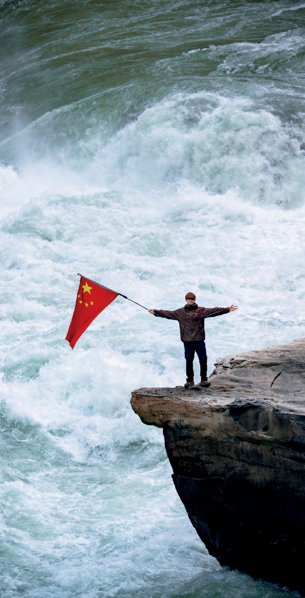 RileyMoxleu2's tweet photo. Cuando la ola tumultuosa agita al mundo, cada bandera es un instante de fuerza que nunca se apaga. https://t.co/kucMV8hyCY