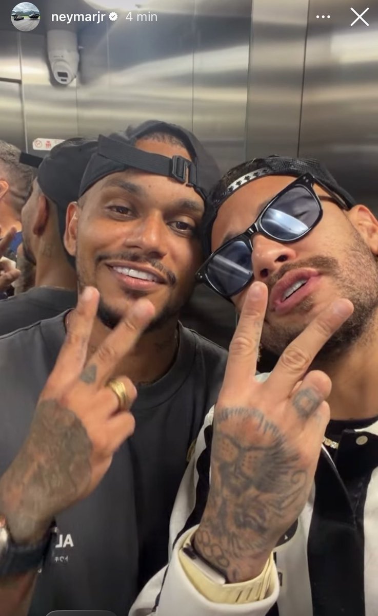 EmpNeymar's tweet photo. Neymar foi votar. 🇧🇷 https://t.co/TeW5o75oN2
