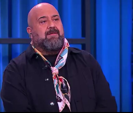 mutehayir's tweet photo. “Ben bunlan geldim bunlan giderim” reis, modaya yön veriyor. Masterchef Somer’in stilisti https://t.co/L4JOU7RjXn