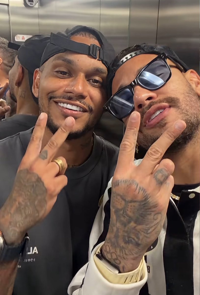DataFutebol's tweet photo. Neymar via Instagram.

Ele foi votar e diversas pessoas foram atrás dele. https://t.co/NyKLDx5n6e