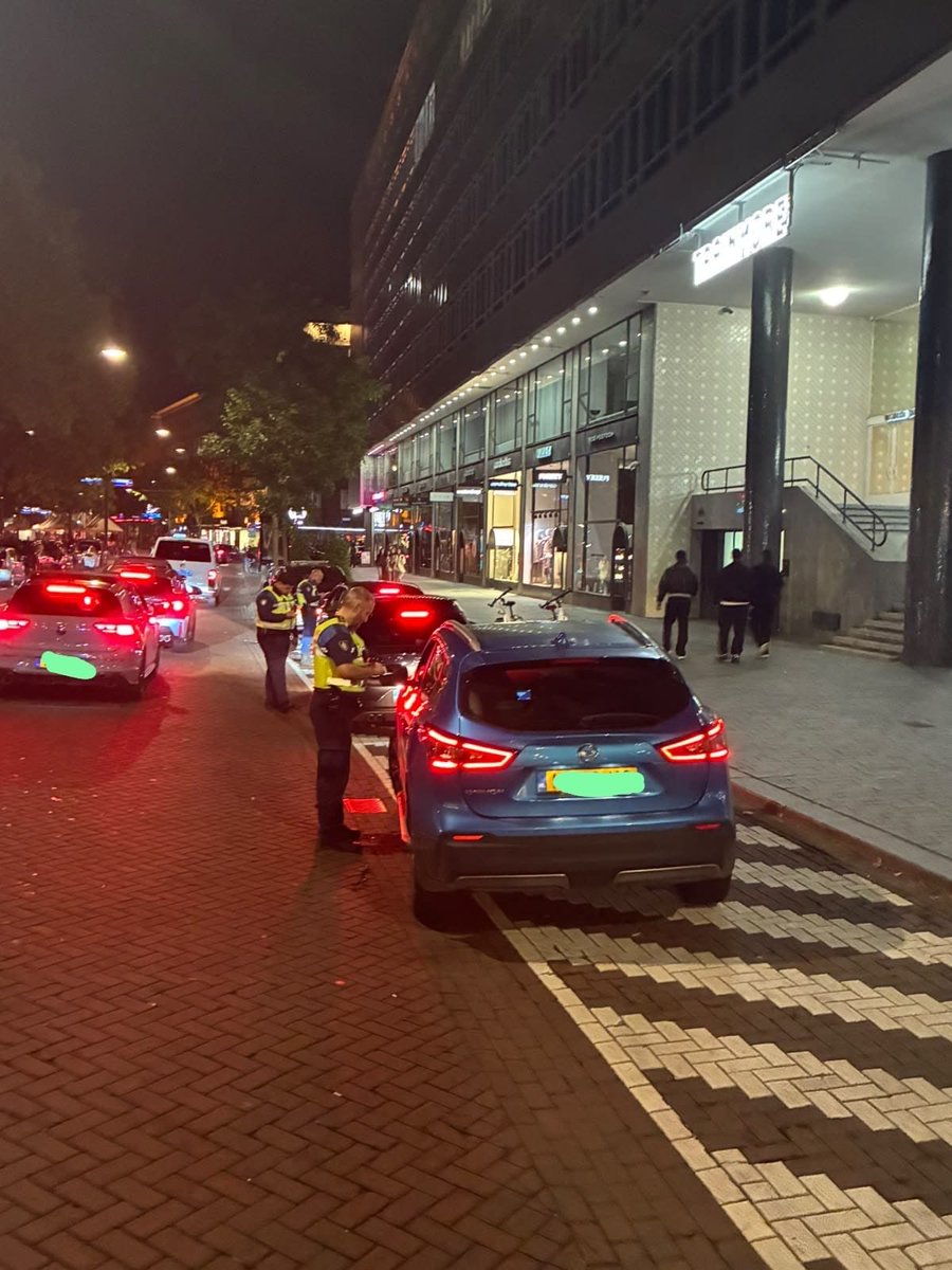 Handhaving_010's tweet photo. Tijdens een korte actie op de Meent, gericht tegen verkeer dat linksaf de Meent opgaat vanaf de Coolsingel alwaar dit niet is toegestaan leverde binnen 1 uur tijd 35 bekeuringen op. https://t.co/xt8LpT0yrH