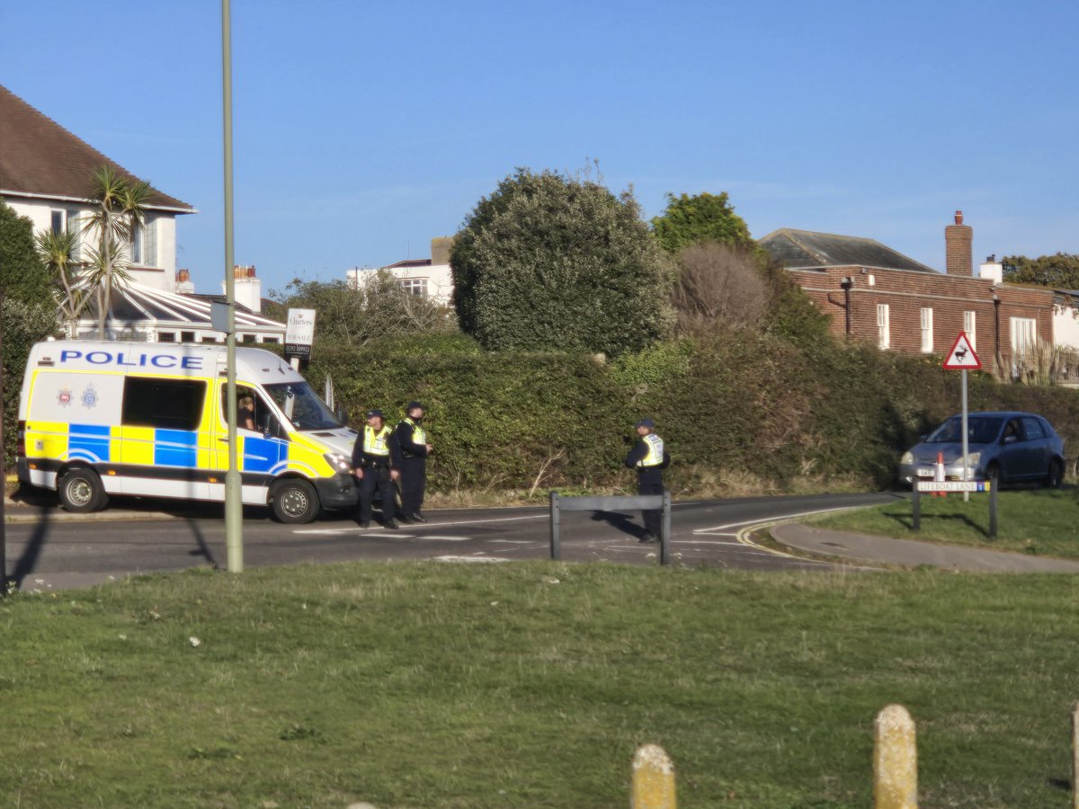 UsuallyRanting's tweet photo. Gosport. There's no exaggeration here. The police have set up roadblocks and checkpoints here and asking both drivers and pedestrians what they are doing/going in order to enter. I was initially startled to happen on all this as we walked to the beach hence photos after we passed https://t.co/apdPUcRhnC