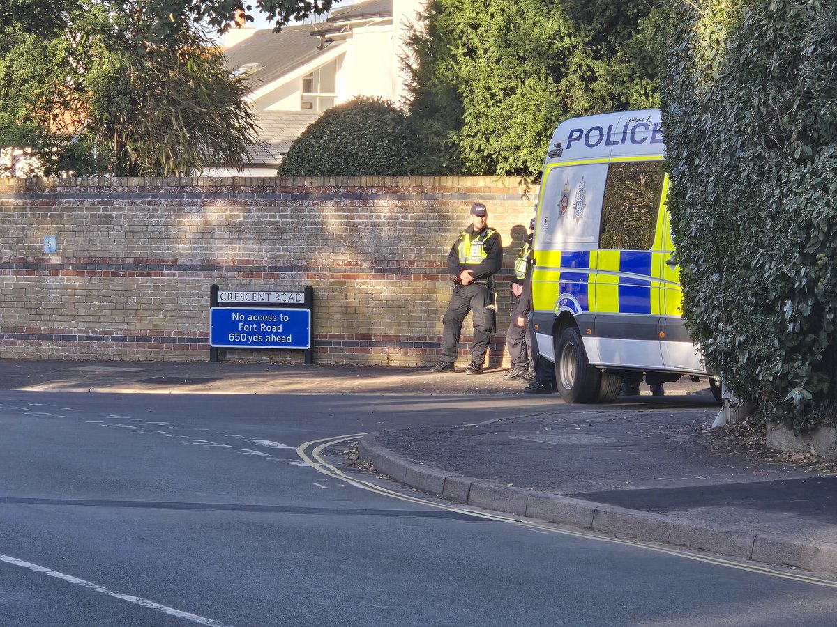 UsuallyRanting's tweet photo. Gosport. There's no exaggeration here. The police have set up roadblocks and checkpoints here and asking both drivers and pedestrians what they are doing/going in order to enter. I was initially startled to happen on all this as we walked to the beach hence photos after we passed https://t.co/apdPUcRhnC