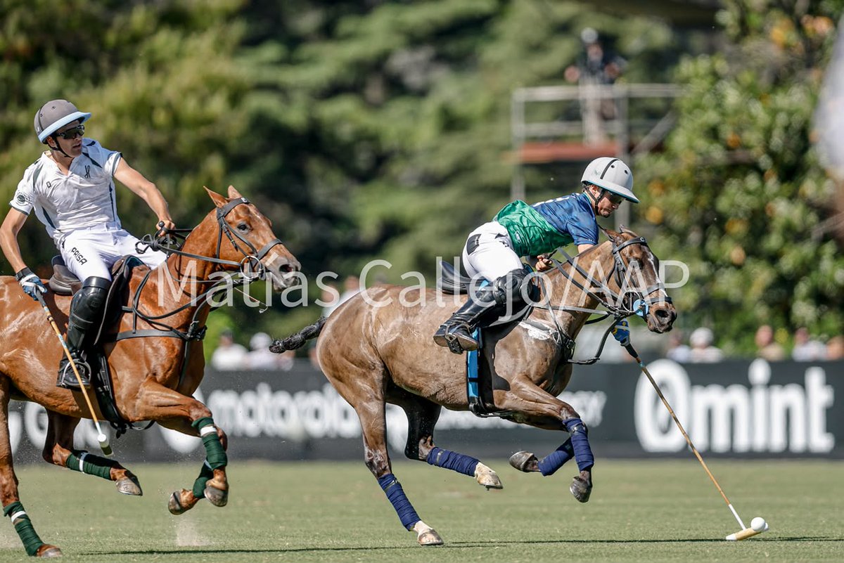 asocdepolo's tweet photo. #133AbHurlingham
#LaFinal
Final: La Natividad La Dolfina 18 (Jeta Castagnola), La Hache Polo Team 14 (Benja Panelo e Hilario Ulloa).
¡Cuarto título consecutivo -y segundo en Hurlingham- para el equipo de los Cambiaso/Castagnola! ¡Felicitaciones!
📸 @MatCallejo https://t.co/3wW6MbOybE