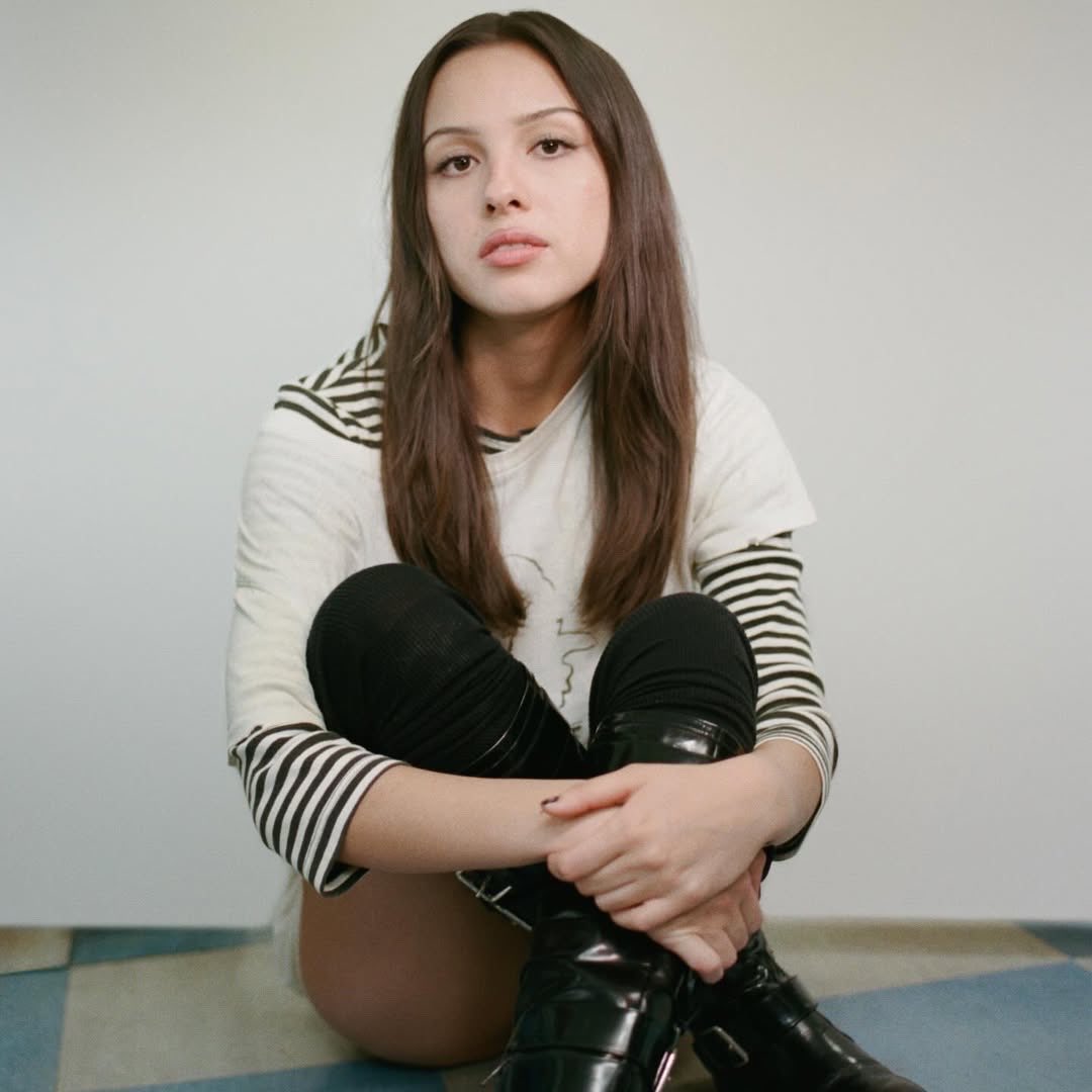 poponze's tweet photo. SMASH! “you seem pretty sad for a girl so in love”, de Olivia Rodrigo, retornou como o álbum mais ouvido no Spotify, ultrapassando “The Life of a Showgirl: The Encore”, de Taylor Swift. https://t.co/qRF2sDODBZ