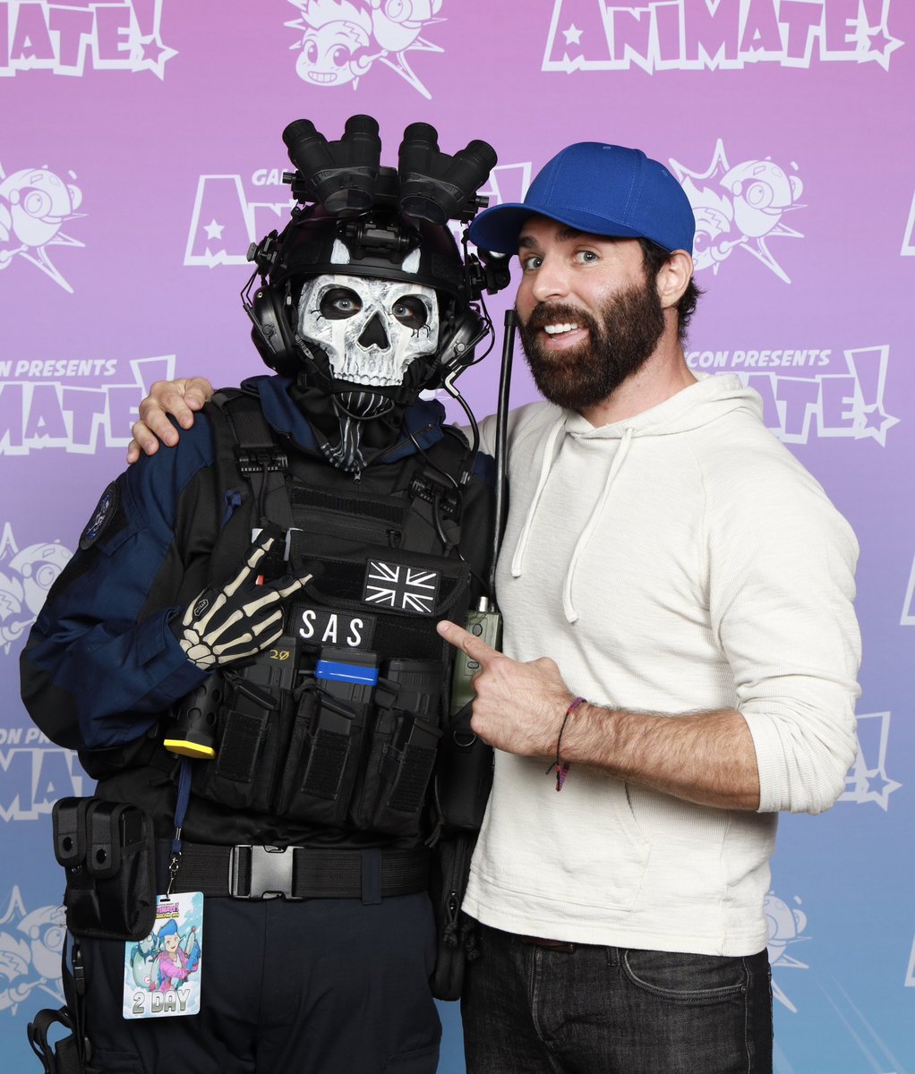 SarahPo94's tweet photo. “Johnny! You’re wasting time what the faak!” 

Im so happy I got to cosplay and meet @neil_ellice again 😭💀🧼 #callofduty #neilellice #cosplay #simonriley #soapmactavish https://t.co/PlhHKIme31