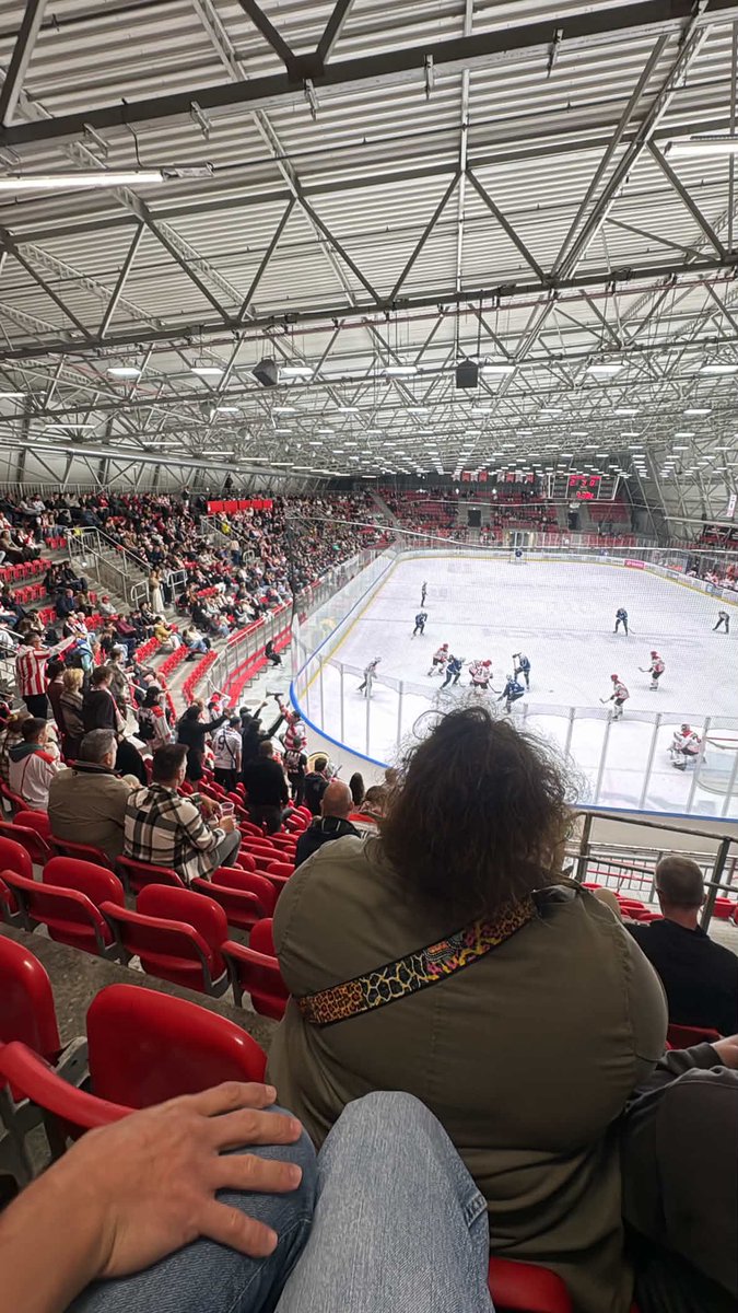 Sebciooyea's tweet photo. @lukasz_48 Wiesz co siedziałem obok u góry hahah https://t.co/7ZFm8BNeUR