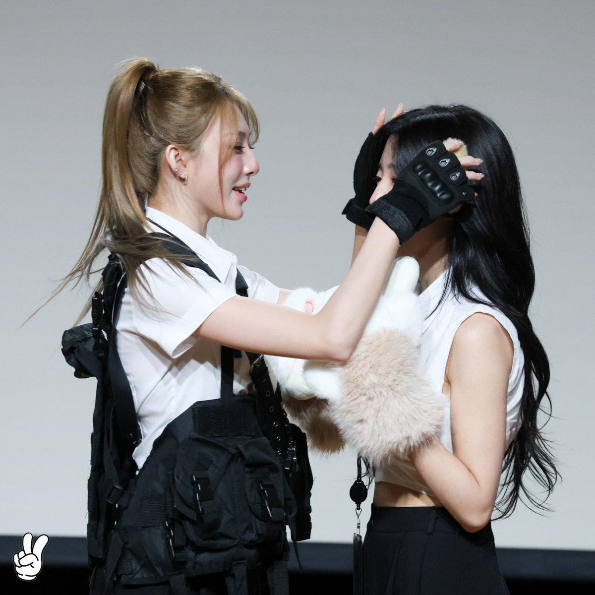 oddXinyeoubi's tweet photo. But at the end of the day she still goes back to sohyun🚬🚬🚬 https://t.co/7a5nOus1Su
