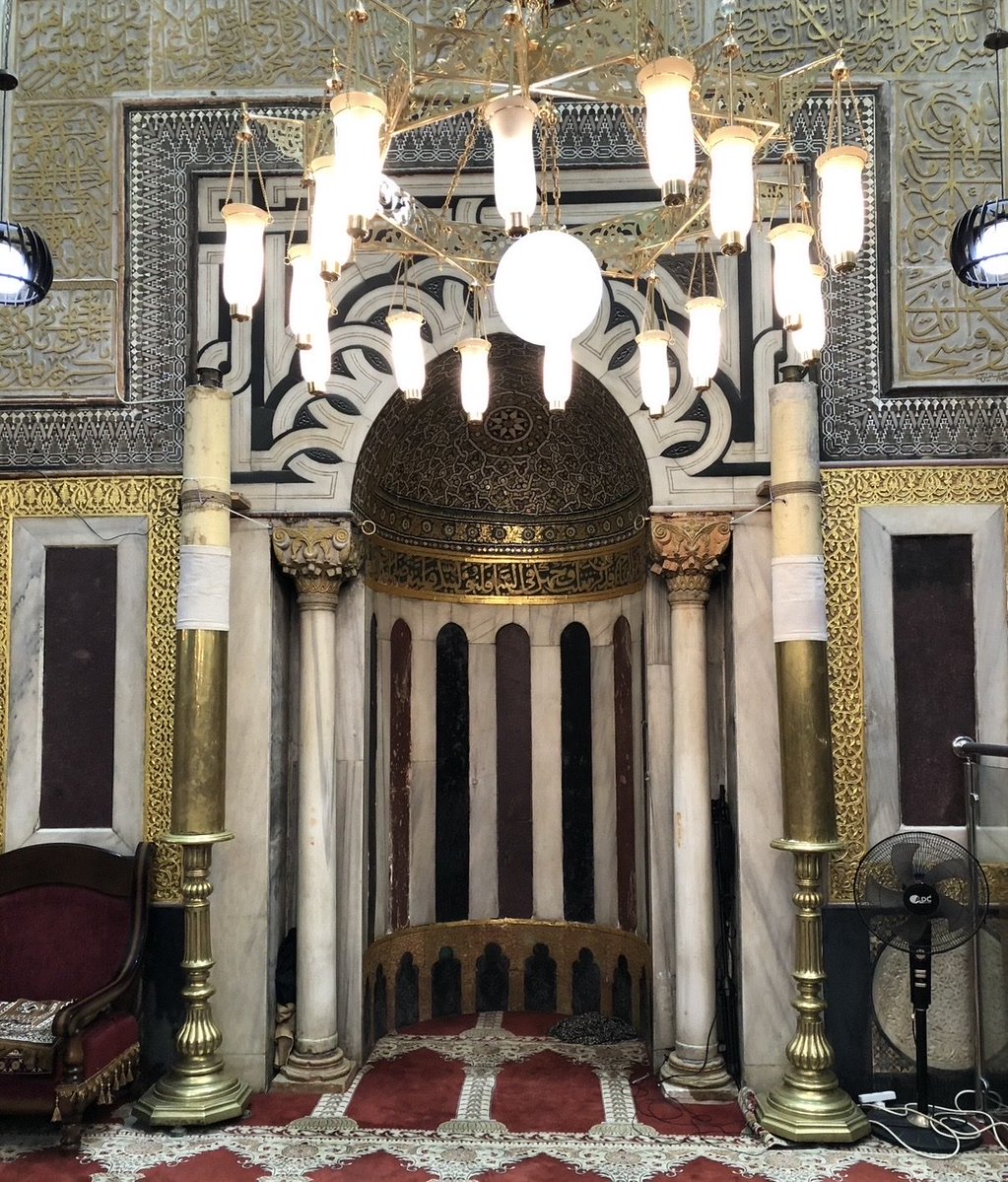 buharalidervis's tweet photo. Camii duvarlarında halâ 1994 katliamının kurşun izleri duruyordu. Sabah namazında siyonist terörist namaz kılan cemaate saldırmış 29’u şehit olmuş, 100’den fazlası yaralanmıştı. Sonra camii 6 ay ibadete kapatıldı, açıldığında yarısı sinagoga çevrilmişti. Olaylar durulmadı, Türkiye de El Halil protokolü kapsamında bir tezkere çıkarıp Filistin’e gözlemci statüsü ile asker yolladı. 2002 yılında Binbaşı Cengiz Tonguç İsrail kurşunları ile şehit edildi. 2019’a kadar da gözlemci bulundurduk. İsrail 2019 yılında El Halil protokolünü tek taraflı feshettiğini duyurdu. Sessiz sedasız arada kaynadı gitti.