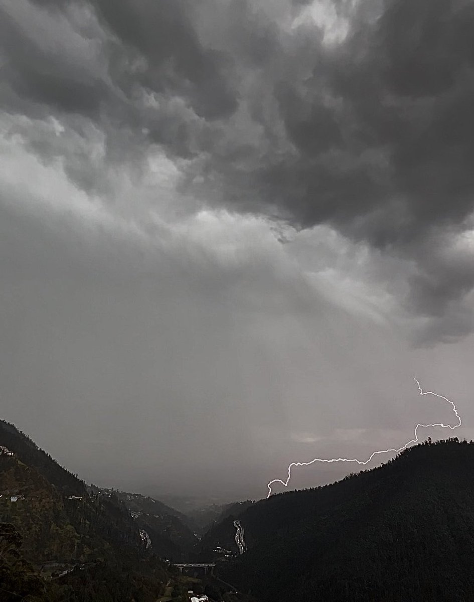 jpmoralesviteri's tweet photo. Cielo de Quito entre las 14:31 y las 14:42.

Tormenta eléctrica sobre el valle de #Tumbaco.

#nohaycielocomoeldeQuito https://t.co/TC9khC5zWe
