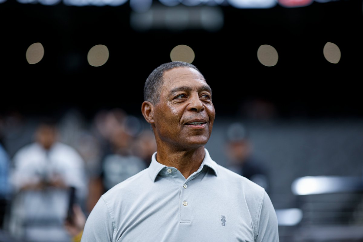 Raiders's tweet photo. Silver &amp; Black greatness 🐐 #KCvsLV https://t.co/Yqk1qqeqiI