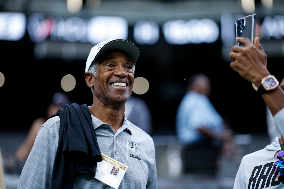 Raiders's tweet photo. Silver &amp; Black greatness 🐐 #KCvsLV https://t.co/Yqk1qqeqiI